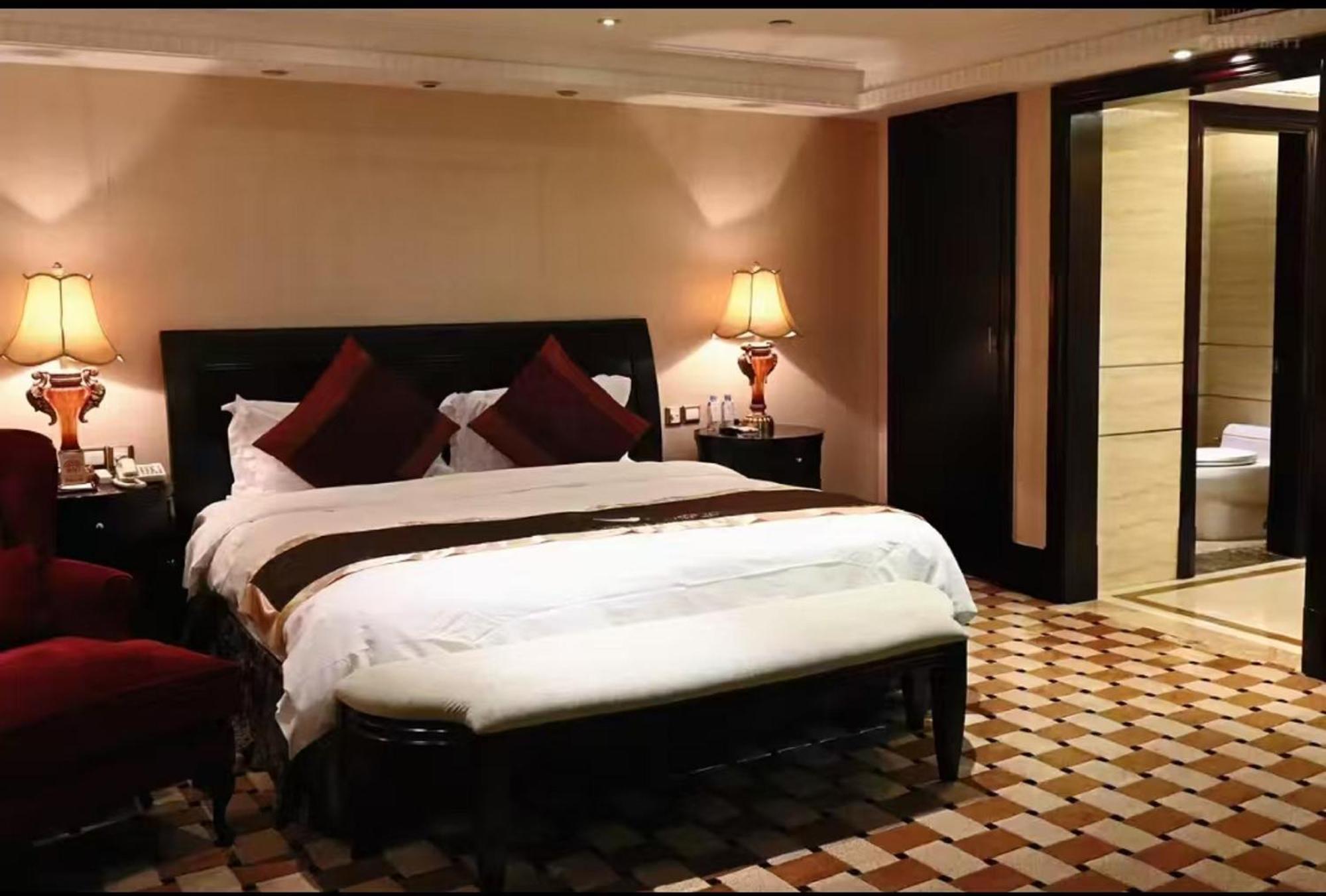 Royal Mediterranean Hotel Гуанджоу Екстериор снимка